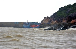 Quảng Ngãi: Sóng lớn đánh chìm tàu cá, một ngư dân mất tích 